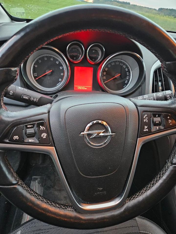 Opel Astra 2014 — photo 9