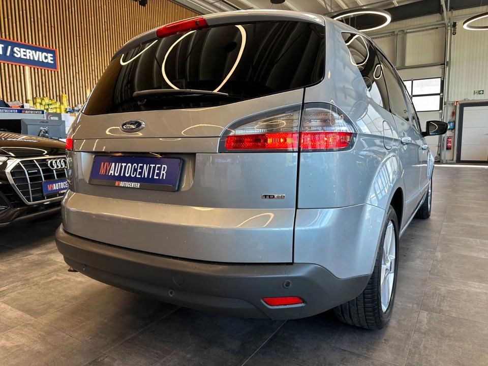 Ford S-Max 2009 — rear view