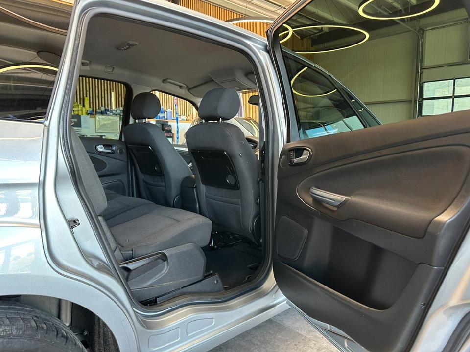 Ford S-Max 2009 — photo 27