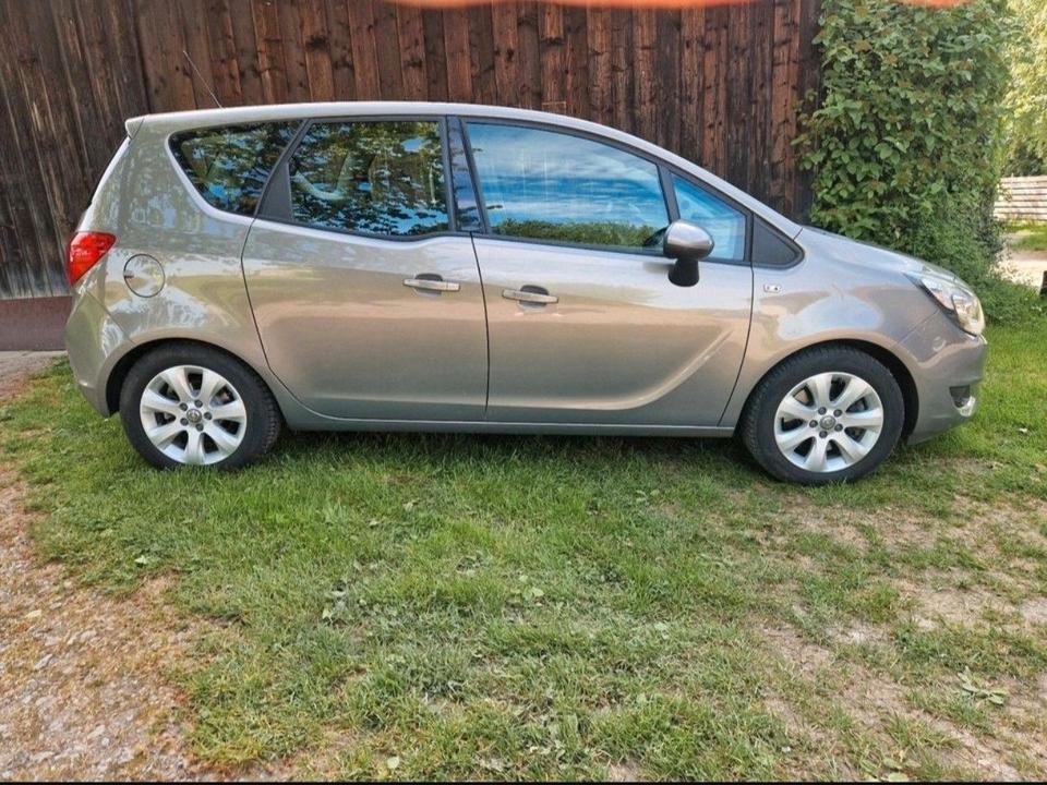 Opel Meriva 2014 — rear view