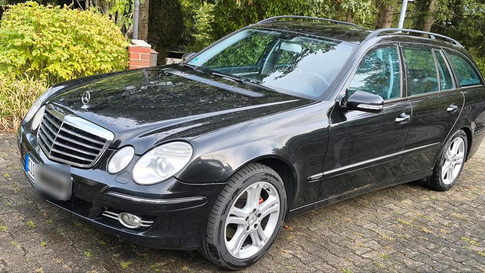 Mercedes Benz E 320 2007 — вигляд ззаду