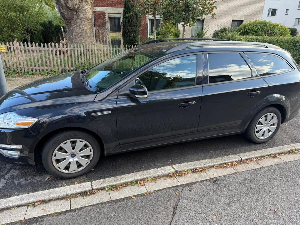 Ford Mondeo 2011 — rear view