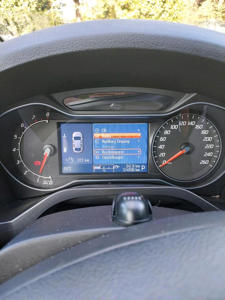 Ford S-Max 2011 — photo 11