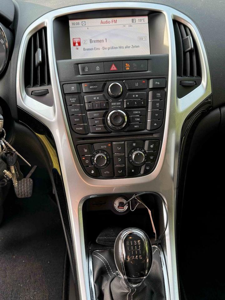 Opel Astra 2013 — photo 10
