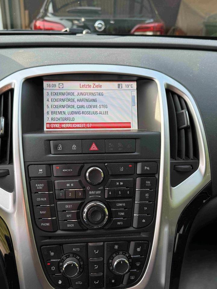 Opel Astra 2013 — photo 11