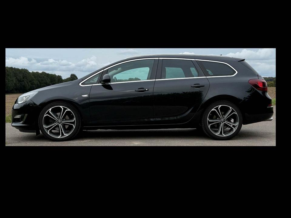 Opel Astra 2013 — rear view