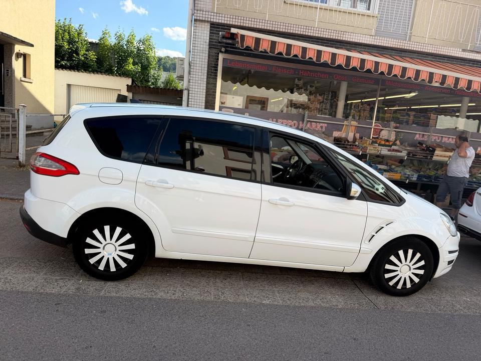 Ford S-Max 2011 — вигляд ззаду