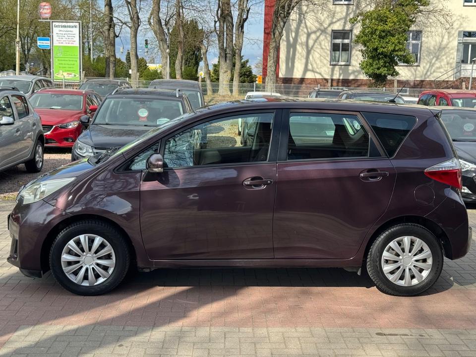 Toyota Verso 2011 — rear view