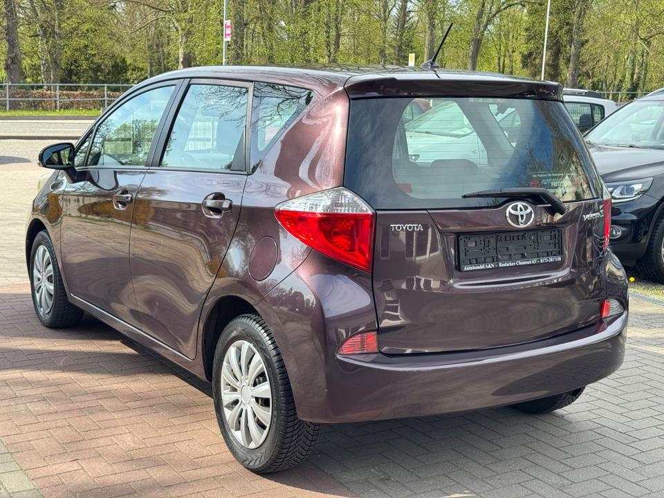 Toyota Verso 2011 — interior