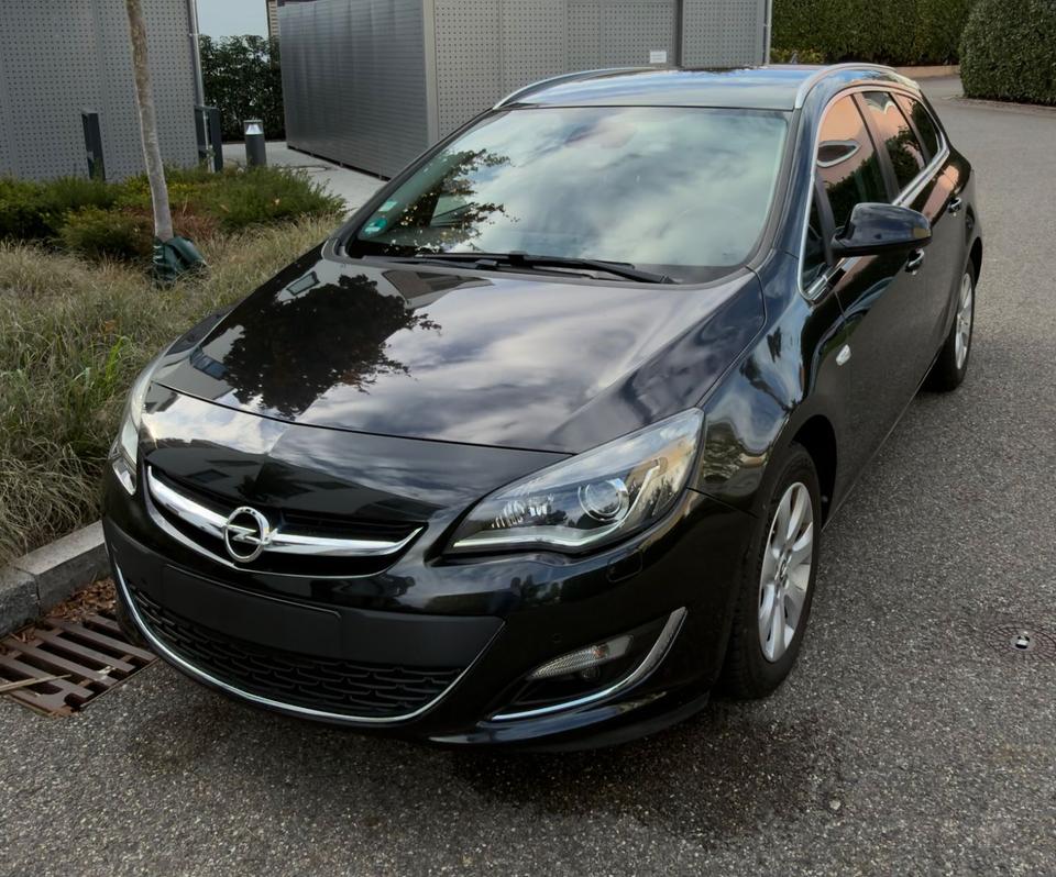 Opel Astra 2015 — rear view