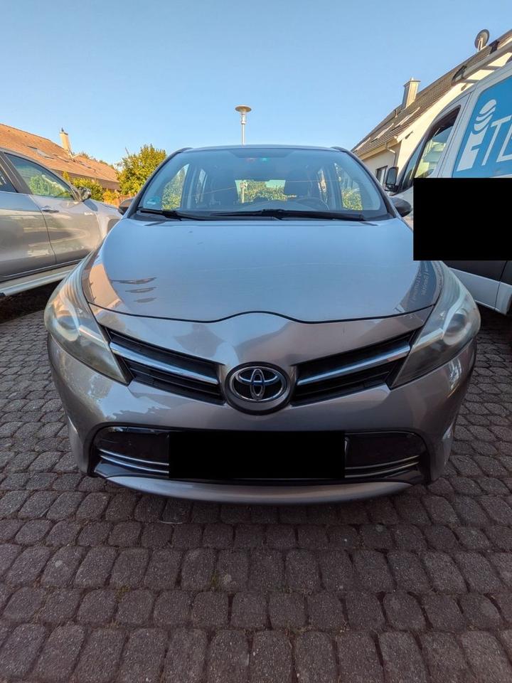 Toyota Verso 2015 — rear view