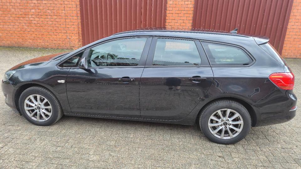 Opel Astra 2012 — вигляд ззаду