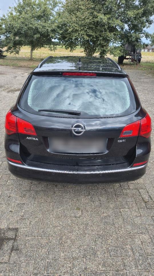 Opel Astra 2012 — салон
