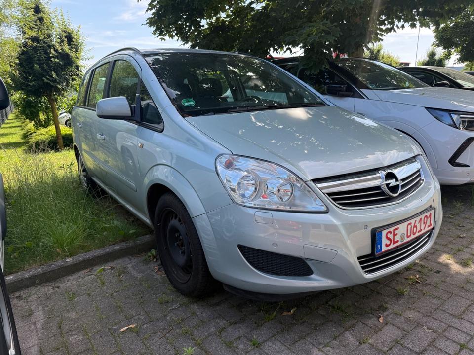 Opel Zafira 2009 — вигляд ззаду