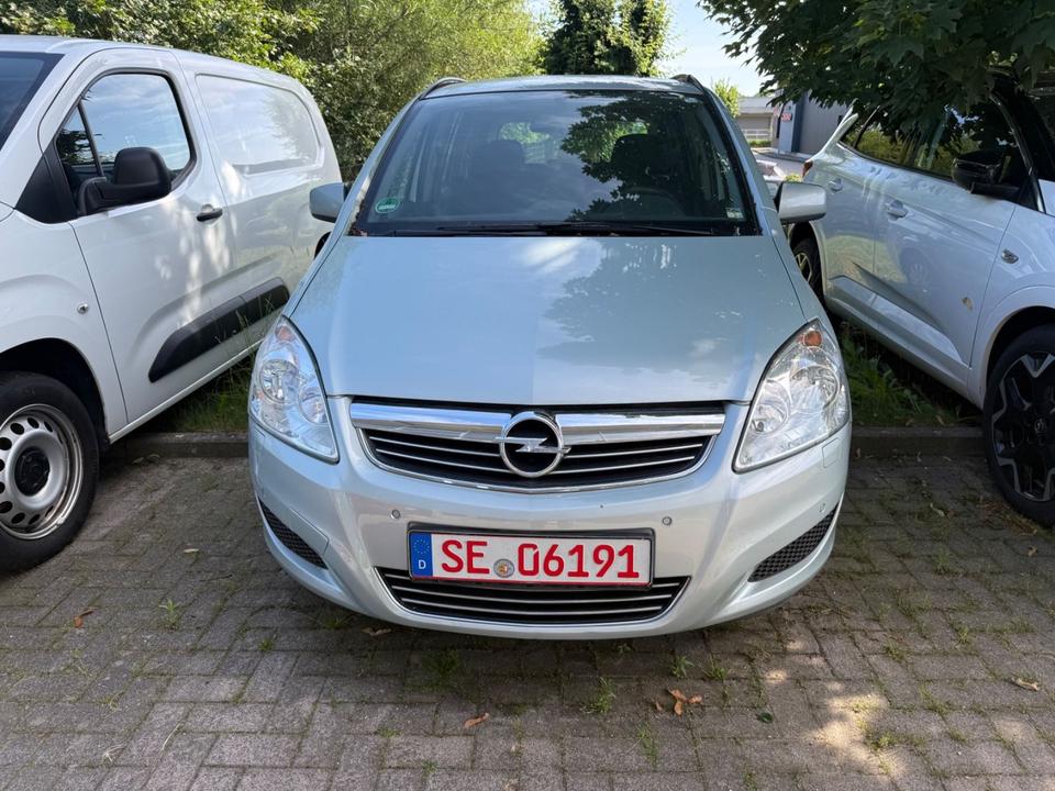 Opel Zafira 2009 — салон