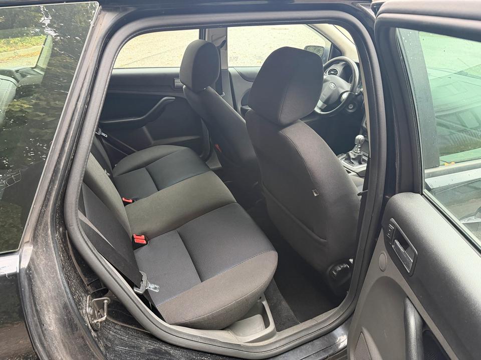 Ford Focus 2006 — interior