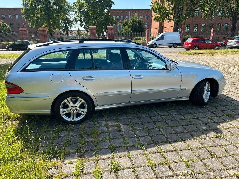 Mercedes Benz 220 2007 — rear view