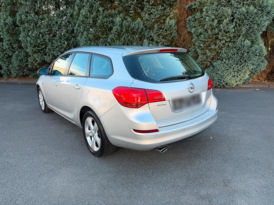 Opel Astra 2010 — салон