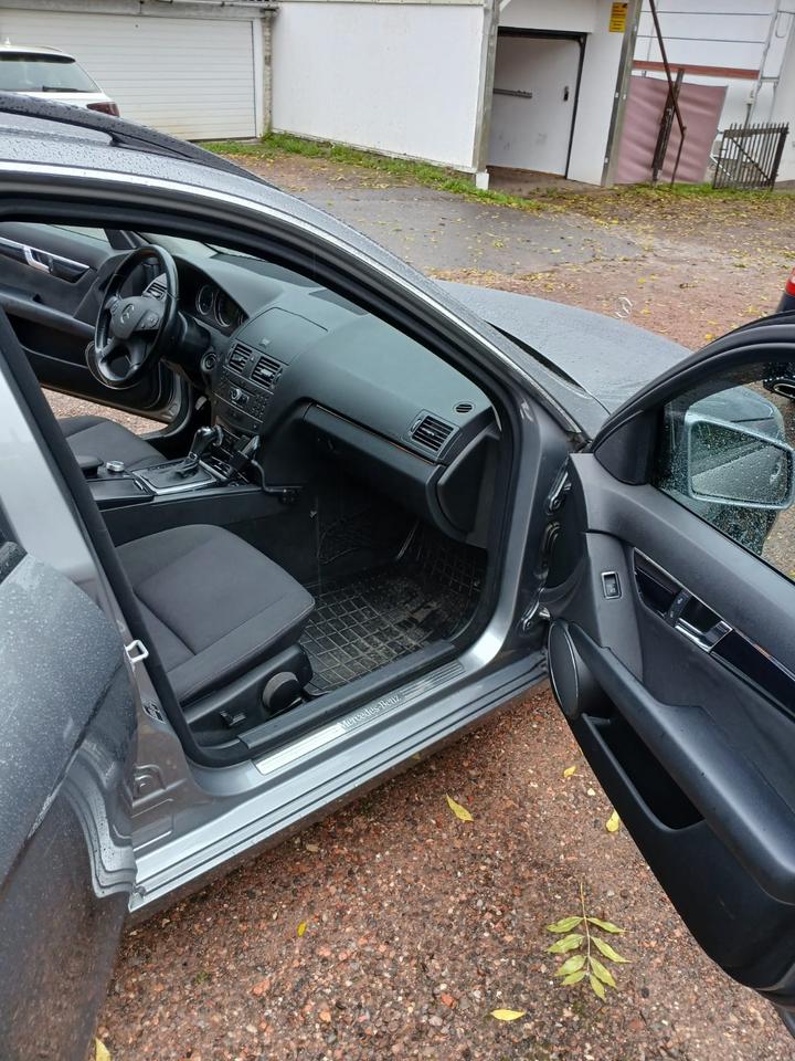 Mercedes Benz C 200 2010 — photo 10