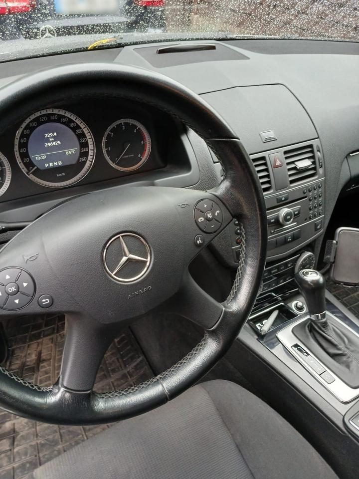 Mercedes Benz C 200 2010 — photo 13