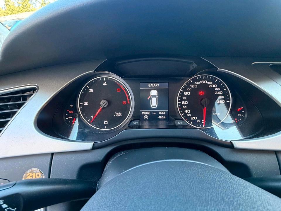Audi A4 2011 — photo 7