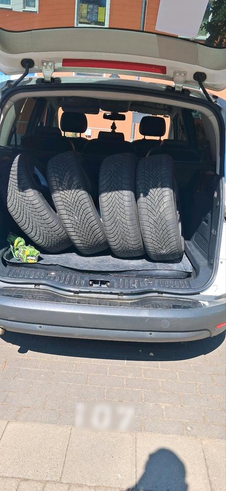 Ford S-Max 2010 — photo 13