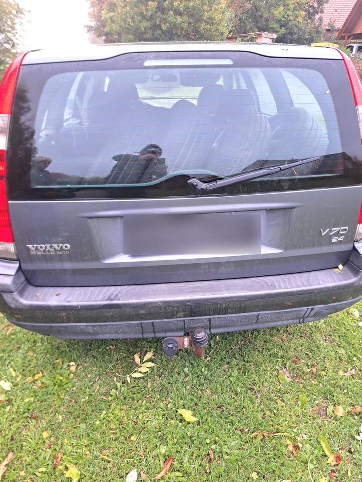 Volvo V70 2006 — rear view