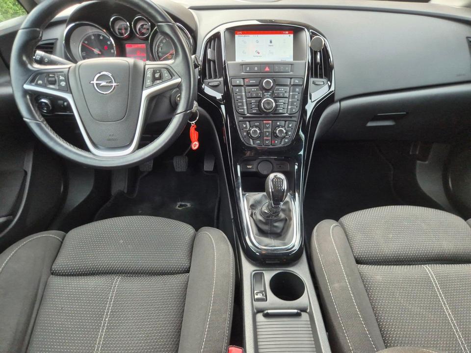 Opel Astra 2015 — rear view