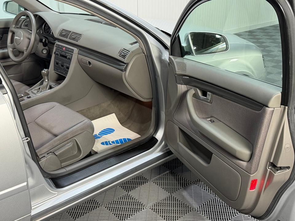Audi A4 2004 — photo 14