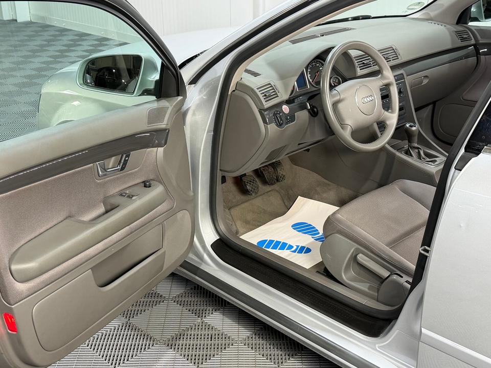Audi A4 2004 — photo 8
