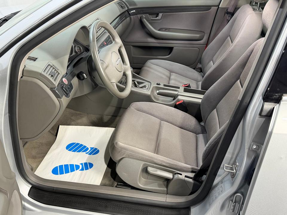 Audi A4 2004 — photo 9