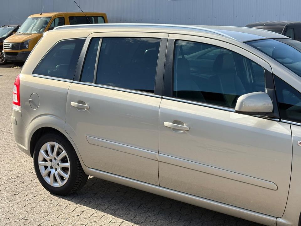 Opel Zafira 2010 — photo 11