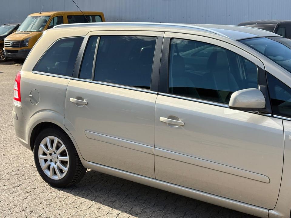 Opel Zafira 2010 — photo 12