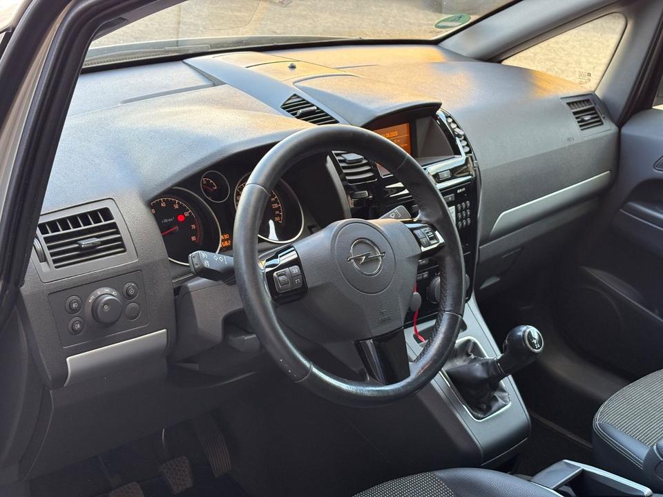 Opel Zafira 2010 — photo 16