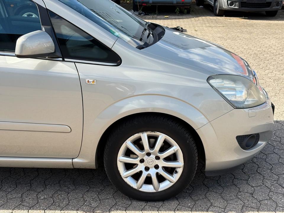 Opel Zafira 2010 — rear view