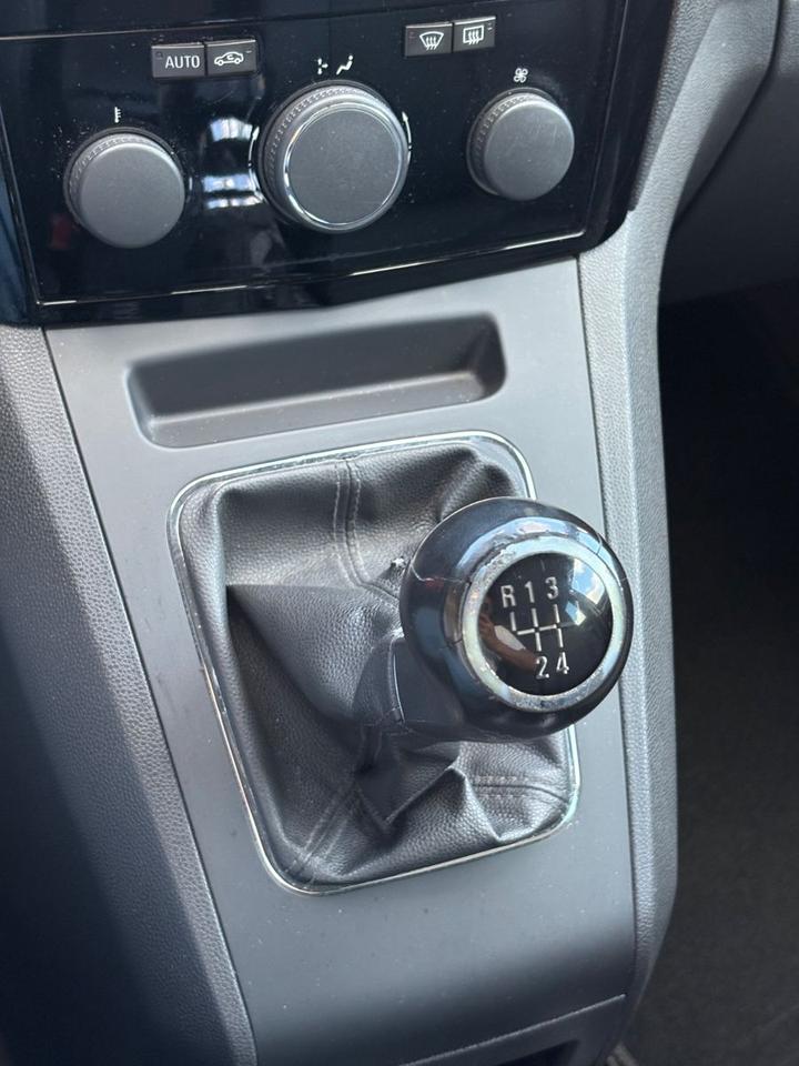 Opel Zafira 2010 — photo 21
