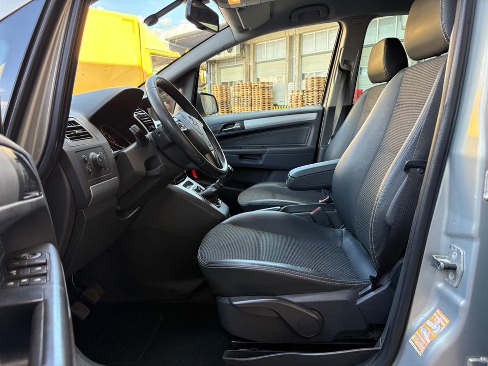 Opel Zafira 2010 — photo 23