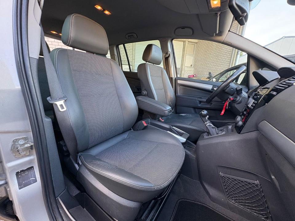 Opel Zafira 2010 — photo 25