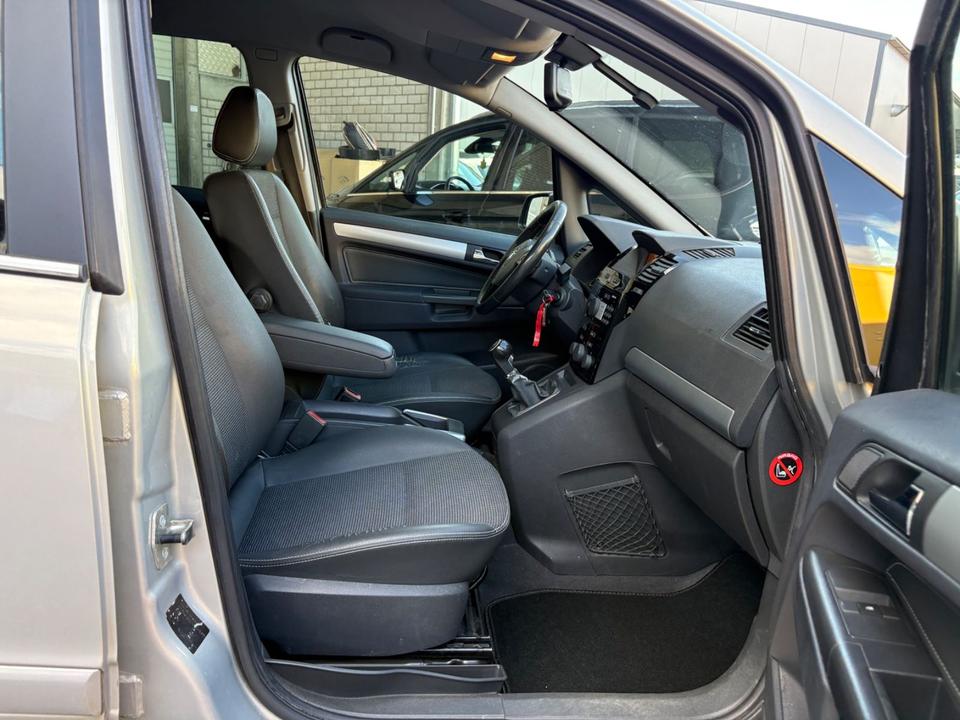 Opel Zafira 2010 — photo 26