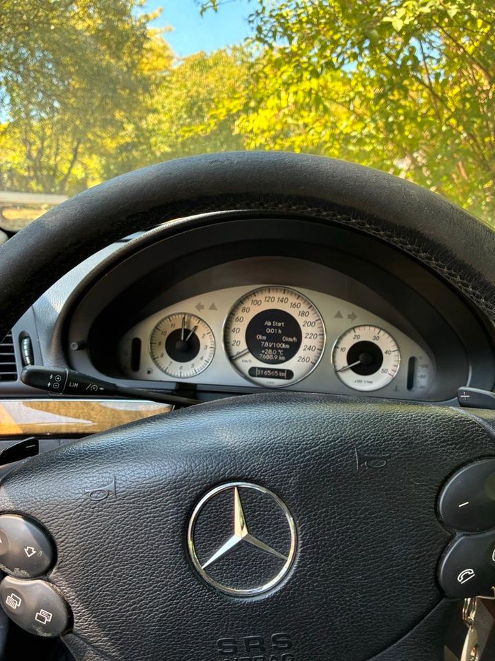 Mercedes Benz E 320 2007 — салон