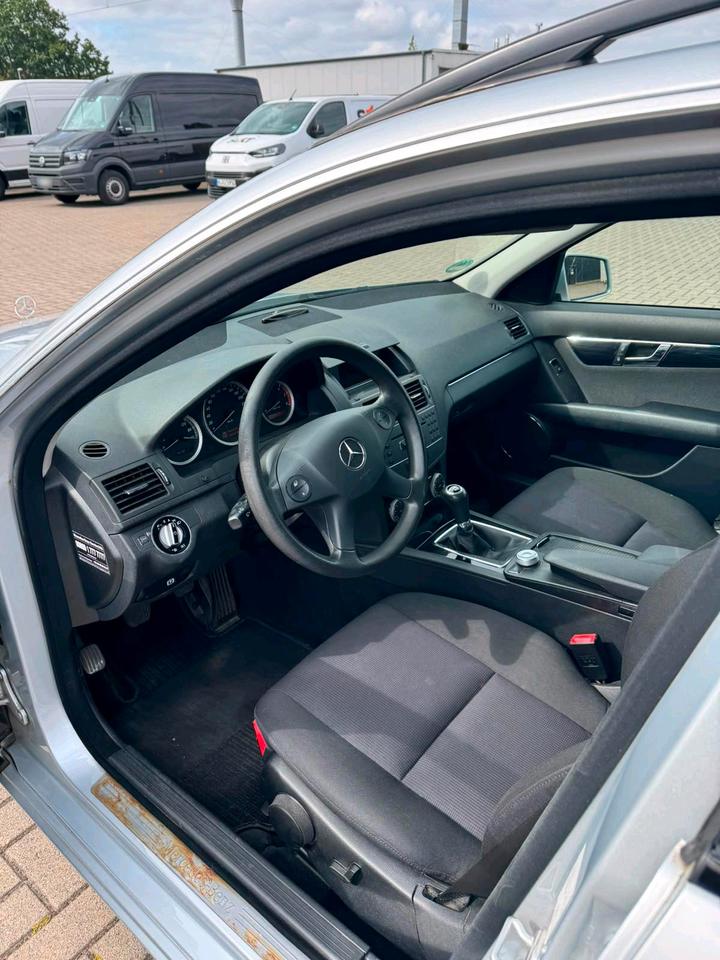 Mercedes Benz C 200 2010 — rear view