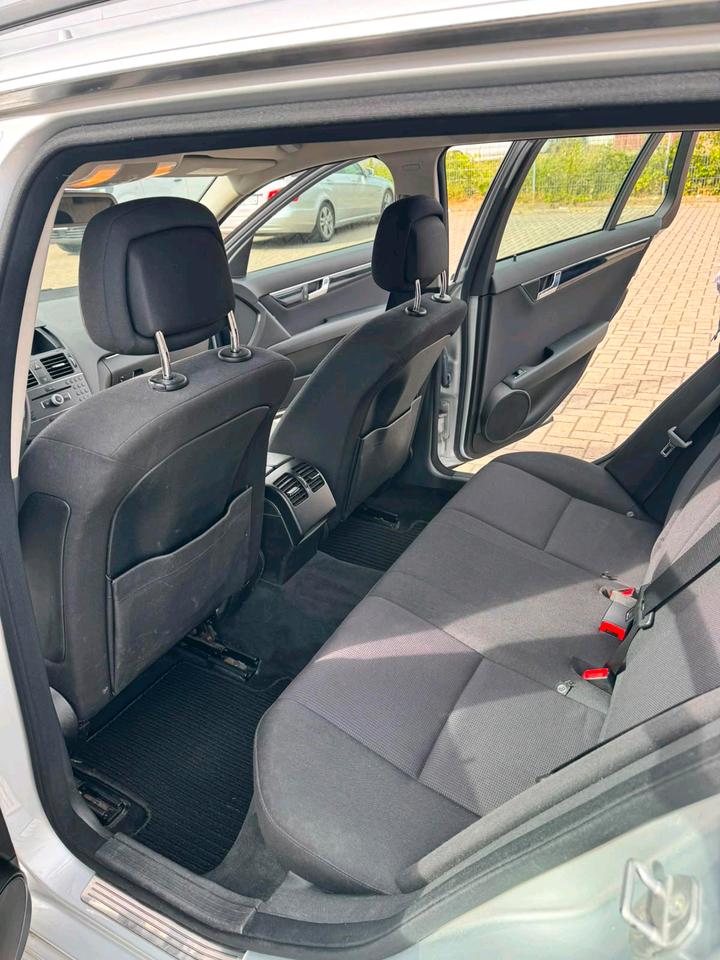 Mercedes Benz C 200 2010 — interior