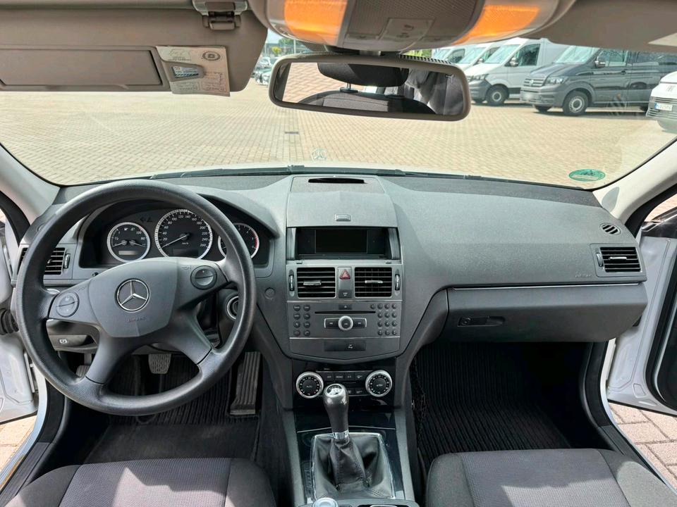 Mercedes Benz C 200 2010 — engine