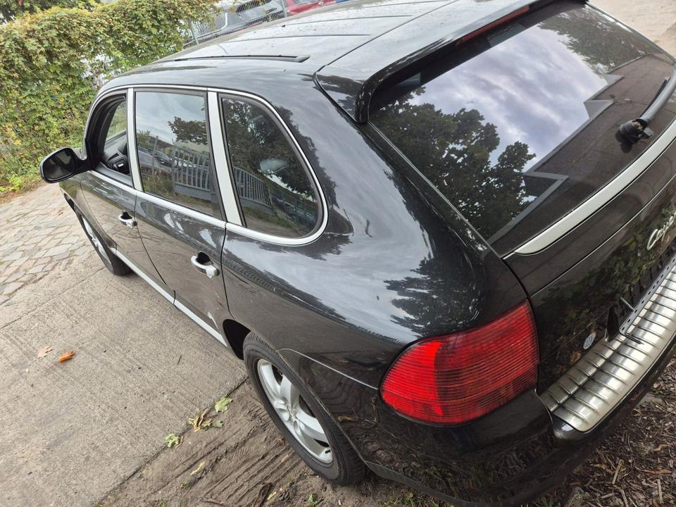 Porsche Cayenne 2004 — rear view