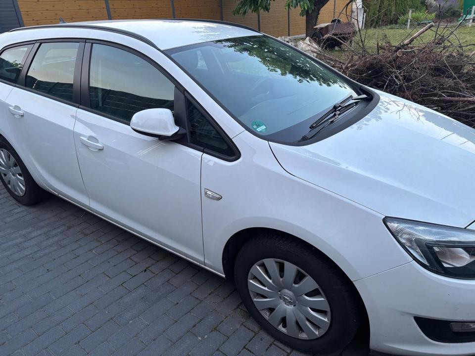 Opel Astra 2013 — photo 10