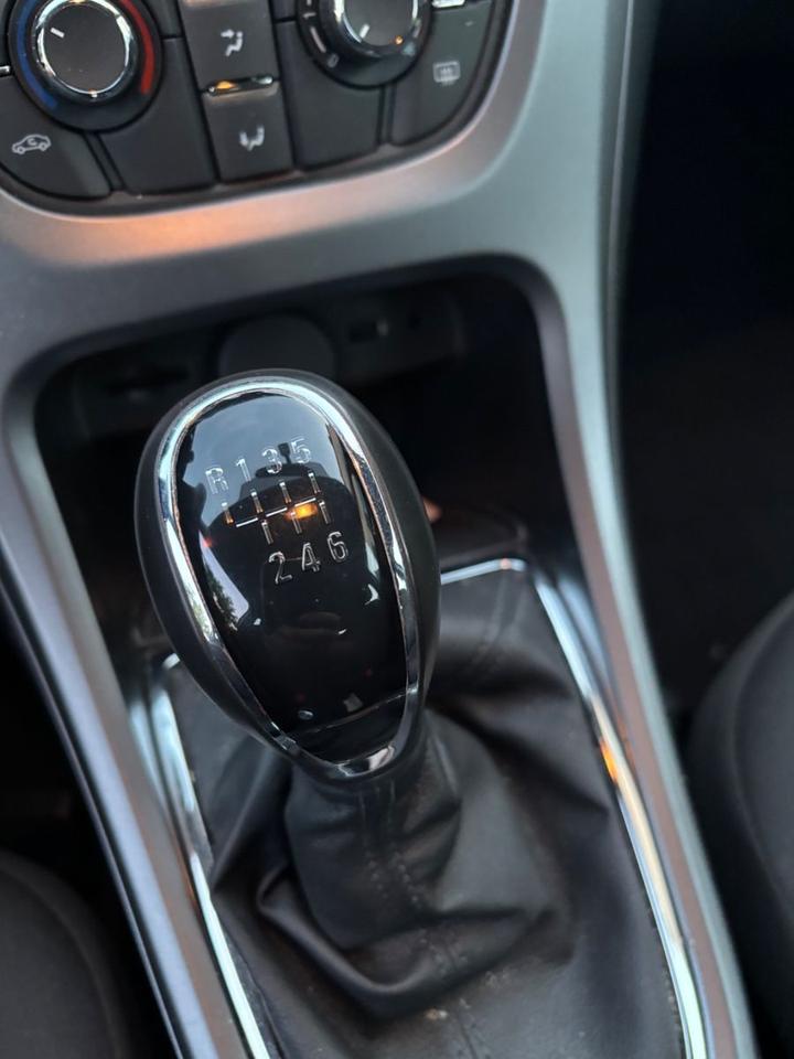 Opel Astra 2013 — interior
