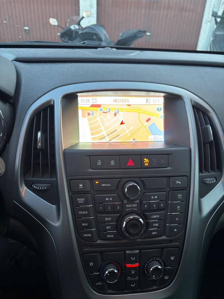 Opel Astra 2013 — photo 8