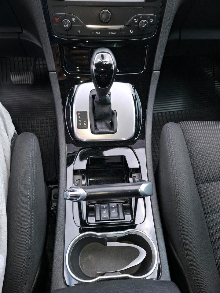 Ford S-Max 2011 — photo 17