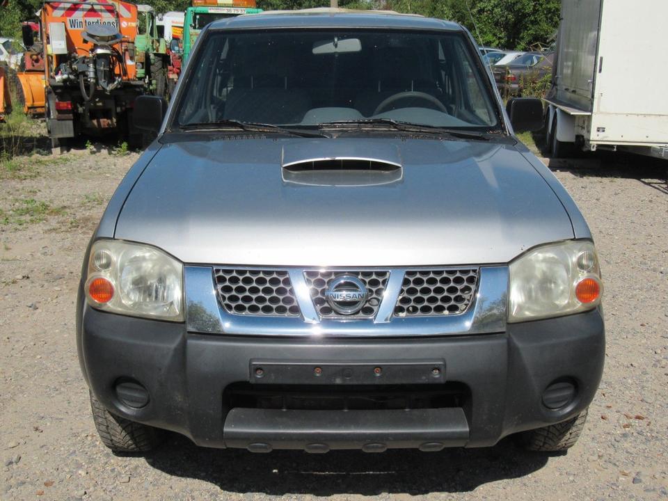 Nissan Navara 2004 — вигляд ззаду