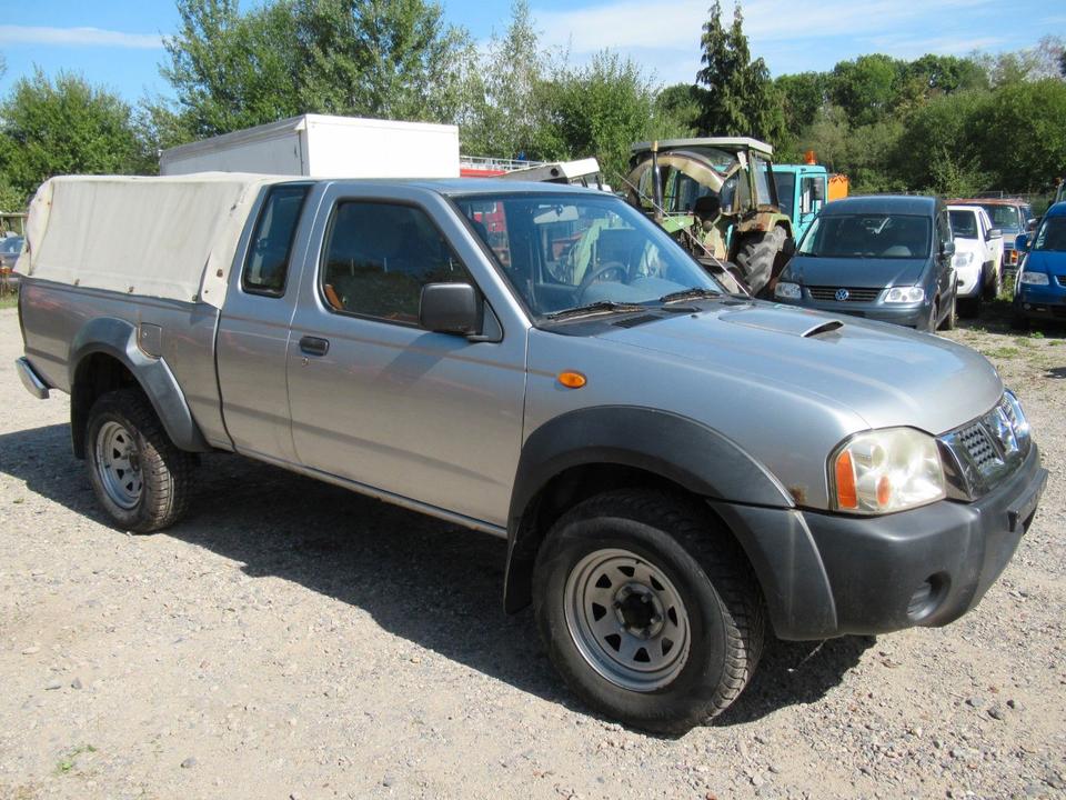 Nissan Navara 2004 — салон